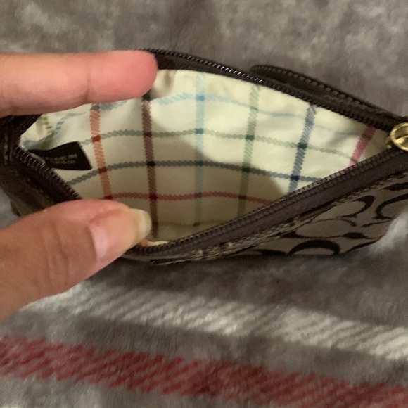 A cute coach wristlet in very good condition, no stains or marks on inside n out - Picture 2 of 4